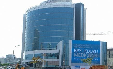 Medicana Beylikdüzü Hastanesi, modern mimarisi ile dış cephe görüntüsü. Sağlık merkezi tabelası da görülmekte.