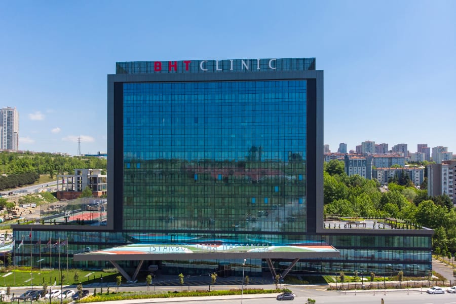 BHT Clinic İstanbul Tema Hastanesi'nin ön cephesinin güneşli bir günde görkemli dış manzarası.
