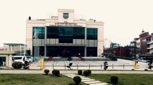 Sarıyer Belediyesi Yaşar Kemal Kültür Merkezi ön cephe, modern mimari ve açık alan; kültürel etkinlik merkezi.