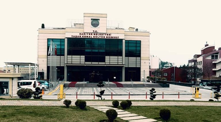 Sarıyer Belediyesi Yaşar Kemal Kültür Merkezi ön cephe, modern mimari ve açık alan; kültürel etkinlik merkezi.